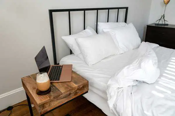 side hustles you can do from bed featured image